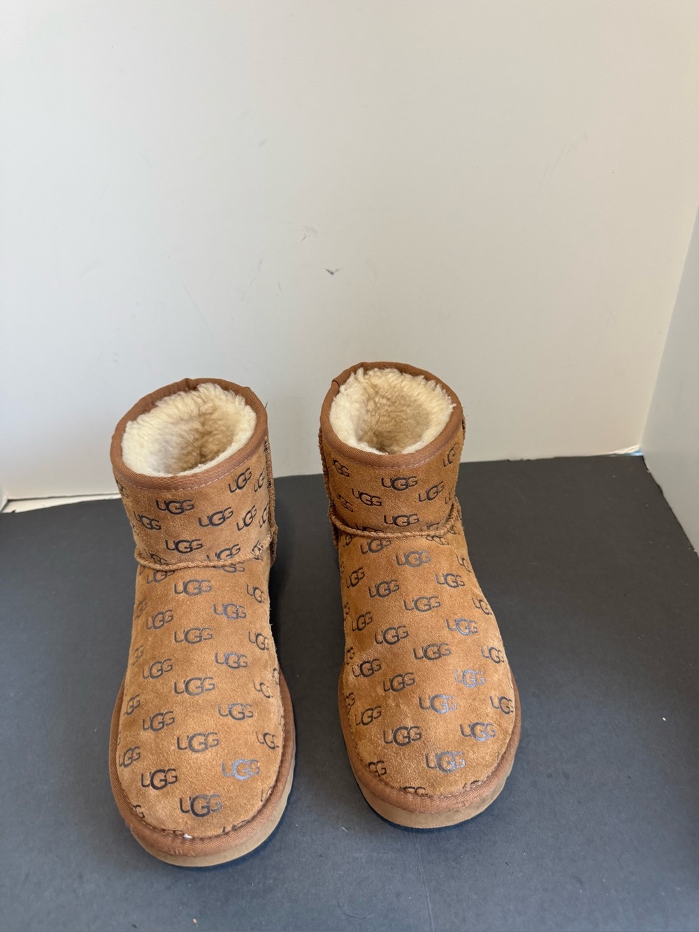 UGG Classic Mini boots in chestnut suede w/all-over embossed logo. Size 8 - Picture 2 of 10